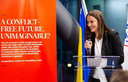 Un moment symbolique de son travail pour la paix : Rot. Sanela Music lors d'une conférence Un moment symbolique de son travail pour la paix : Rot. Sanela Music lors d'une conférence